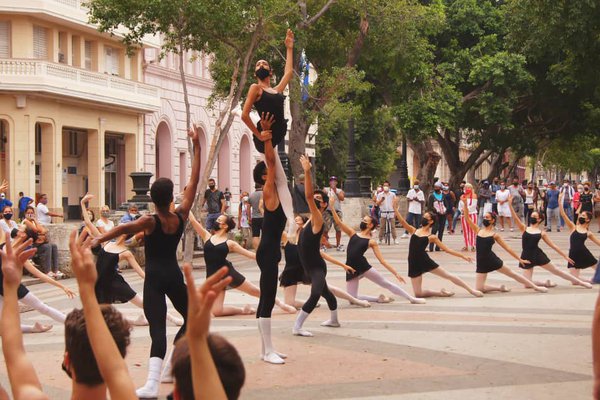 Esc Nac de Ballet 2021_Desfile de Yuvero en el Prado-foto Sebastián Milo 1.jpg